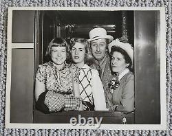 WALT DISNEY 1949 With FAMILY IN NYC BY TRAIN TYPE 1 VINTAGE RARE PICTURE PHOTO