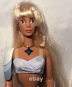 Disney Atlantis L'empire Perdu Princesse Kida Doll Complète Avec Collier Euc Rare