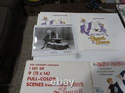 Kit de presse d'une feuille d'affiche de Disney : L'épée dans la pierre, 11 photos fixes 11x14, ensemble de cartes de hall.