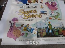 Kit de presse d'une feuille d'affiche de Disney : L'épée dans la pierre, 11 photos fixes 11x14, ensemble de cartes de hall.