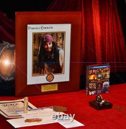 PIRATES OF THE CARIBBEAN Disney COIN Prop, DVD, JOHNNY DEPP Signed, DISNEY COA	

<br/>   Les Pirates des Caraïbes Disney COIN Prop, DVD, JOHNNY DEPP Signé, DISNEY COA
