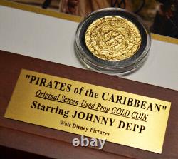 PIRATES OF THE CARIBBEAN Disney COIN Prop, DVD, JOHNNY DEPP Signed, DISNEY COA<br/>
Les Pirates des Caraïbes Disney COIN Prop, DVD, JOHNNY DEPP Signé, DISNEY COA