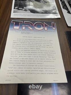 Rare Promo Packet For Tron 1982 Pictures, Display Photo, Disney Publicity Letter	<br/>	
<br/>
Paquet promotionnel rare pour Tron 1982 Photos, Photo d'affichage, Lettre de publicité Disney