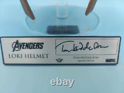 Tom Hiddleston a signé le casque Loki King Arts 11 Marvel Avengers Rare Vendeur USA