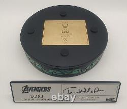 Tom Hiddleston a signé le casque de Loki du studio Taurus Marvel Avengers #12/100 WW